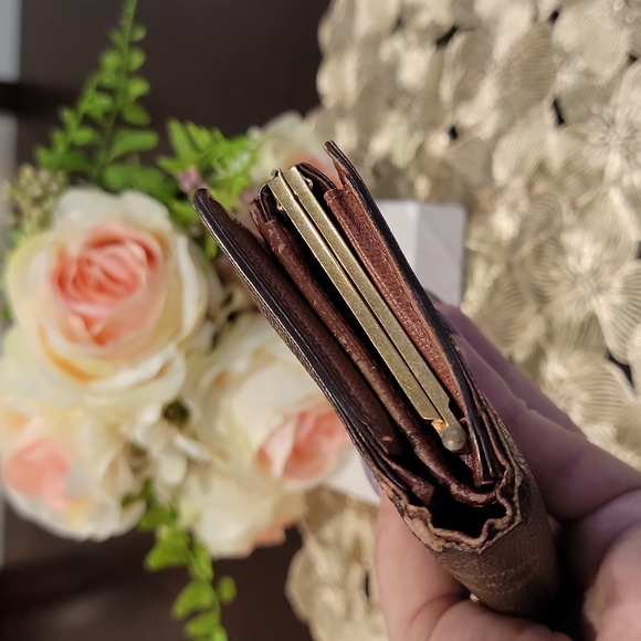 Authentic Louis Vuitton kisslock wallet - Picture 3 of 10